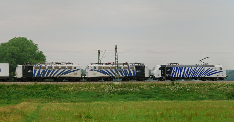 Ein Lokomotion Dreier!  Paul  185 661 + 139 213-3 + 139 260-4, aufgenommen vor einem Ekol-Ganzzug am 06.06.11, Strecke Augsburg-Ulm, kurz vor Burgau.