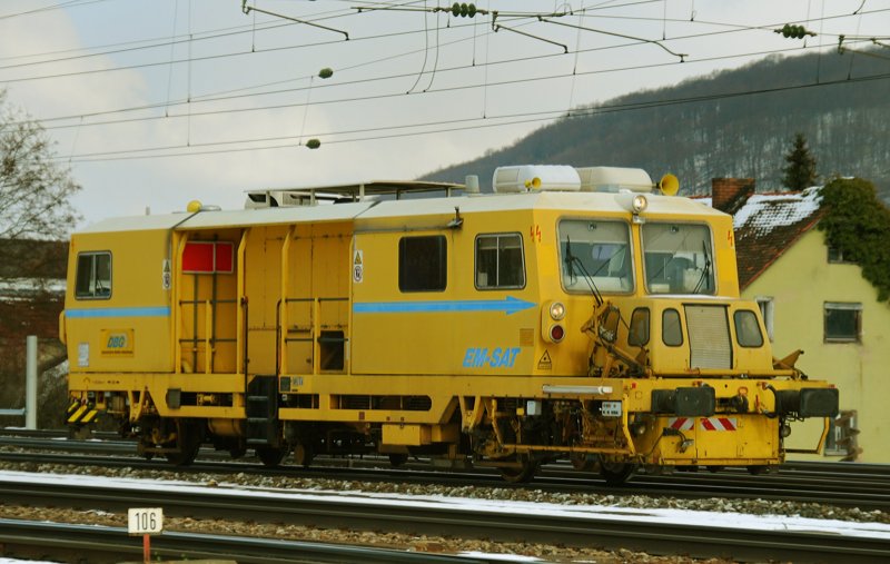 Ein mir unbekanntes Gleisbaufahrzeug der DB-Gleisbau. EM-SAT, aufgenommen am 08.03.10, bei der Durchfahrt durch Treuchtlingen.