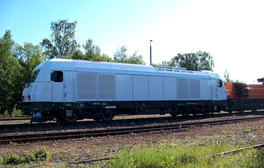 Ein neuer, ganz wei�er ER20 (223 141) von e.g.o.o. ziehen zusammen mit der KSW MaK G 1700 BB und Br 203 der NBE den Windradzug. Gru� an die Tf (03.06.10)