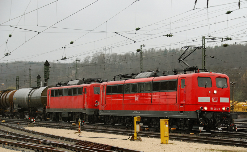 Ein nicht ganz allt�glicher Doppelpack! 151 004-9 + 140 590-1, aufgenommen am 31.03.11, bei der Durchfahrt durch Treuchtlingen.