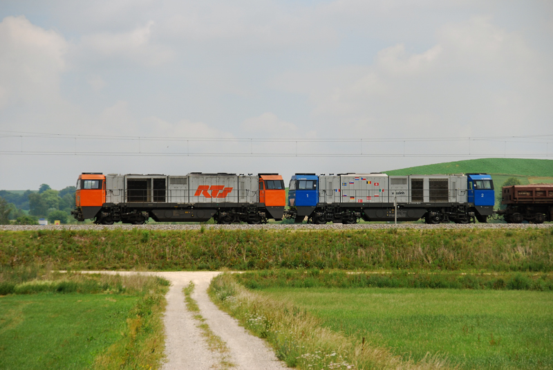 Ein �sterreichischer RTS-Diesel, gemeinsam mit einer Vossloh MAK G2000BB, aufgenommen am 06.06.11, auf der Strecke Augsburg-Ulm, kurz vor Burgau. 