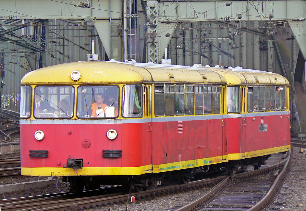 Ein Schienenbus VT11 der K�ln-Bonner Eisenbahnfreunde in K�ln Hbf am 02.05.2010
