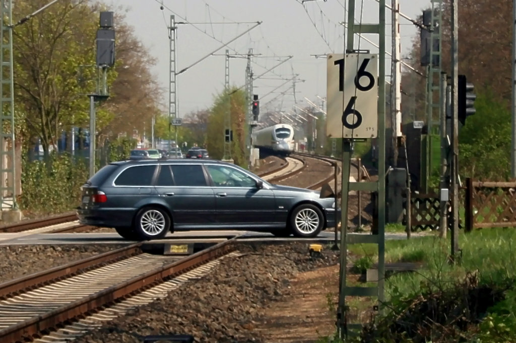 Ein sehr sch�nes Bild. Ein ICE-T bei der Zufahrt auf einen offenen Bahn�bergang. Keine Angst, er hatte ein rotes Haltesignal. Aufgenommen in Raunheim am 19.04.2010.