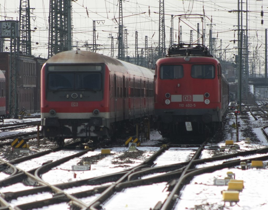 Ein Steuerwagen in DR-Ausf�hrung und eine 110er in Frankfurt am Main Hbf abgestellt.

Patrick E.
