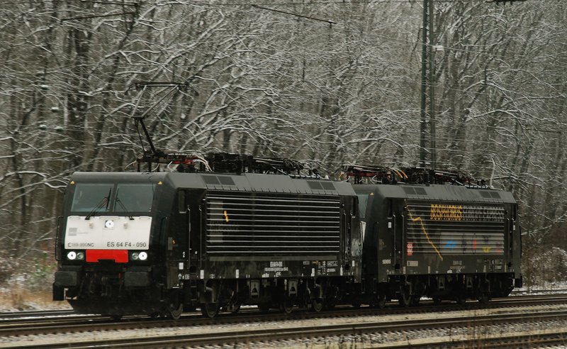 Ein toller, schwarzer Lokzug raste am 12.12.09 durch den Bahnhof Neuoffingen, Strecke Ulm-Augsburg. ES 64 F4-090, MRCE, + ES 64 F4 032, der Bosphorus Europe Express!