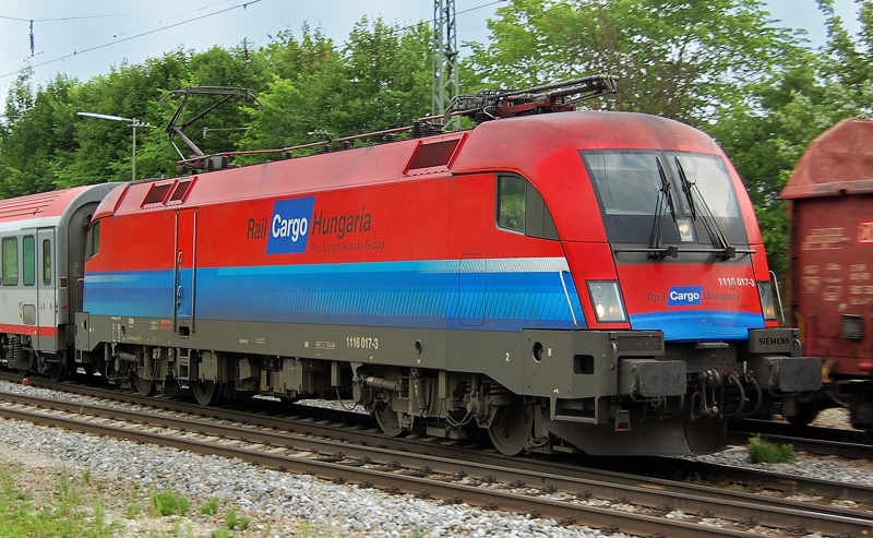 Ein Ungarn-Taurus. Selten zu sehen auf der Strecke M�nchen Rosenheim. 1116 017-3, Rail Cargo Hungaria, aufgenommen am 11.06.11, bei der Durchfahrt durch A�ling.