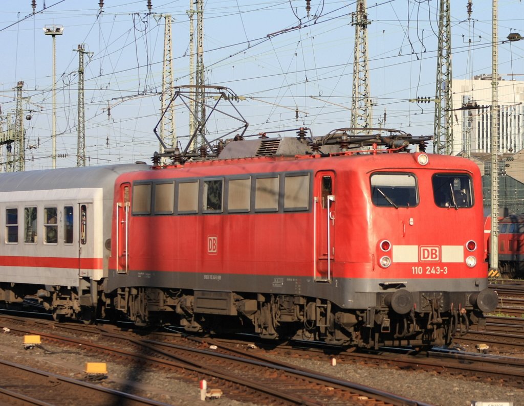 Ein weiteres Schmackeln war die Dortmunder 110 243-3 mit dem IC aus Saarbr�cken am 04.06.2010 bei der Einfahrt im Frankfurter Hbf.

