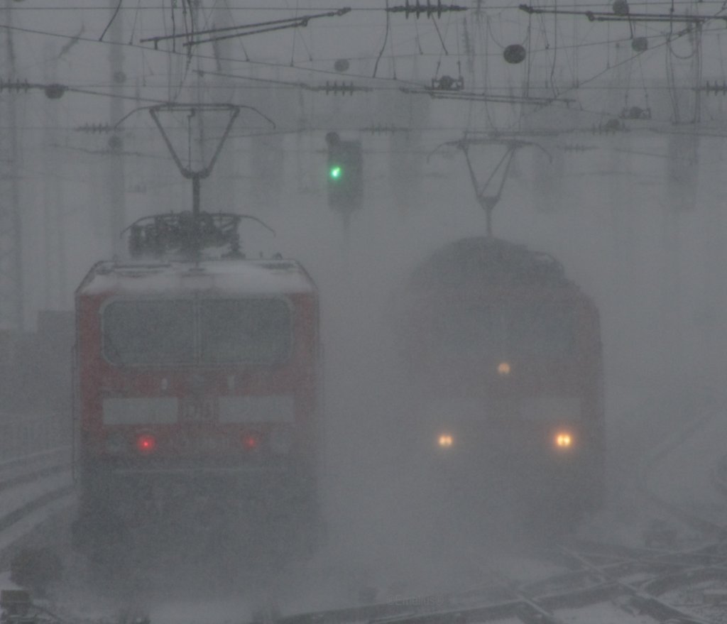 Eine 143er f�hrt aus und aus der Schneeschleppe taucht eine 111er auf. Sehr interesant diese Aufnahme von der Rampe am Frankfurter Hbf.


Patrick E. 