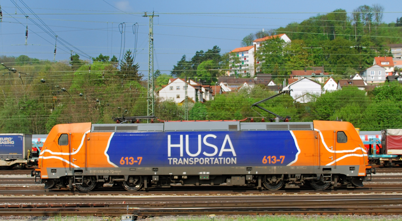 Eine ex-gr�n-silberne in neuem Kleid! 185 613-7 im neuen HUSA-Outfit! Aufgenommen am 05.05.13, in Treuchtlingen.