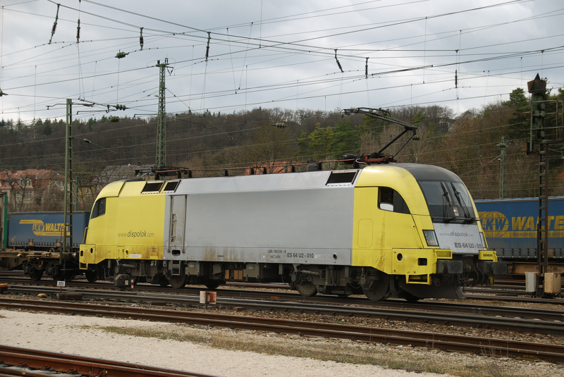 Eine der letzten Gelb-Silbernen! ES 64 U2-010, aufgenommen am 31.03.11, bei der Durchfahrt durch Treuchtlingen. 