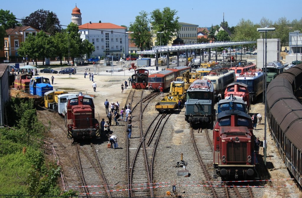 Eine �berischtsaufnahme �ber das Au�engel�nde des Bayerischen Eisnebahnmsueums mit V100, V60, E94, 103, E10 und so weiter. Am 05.06.2010