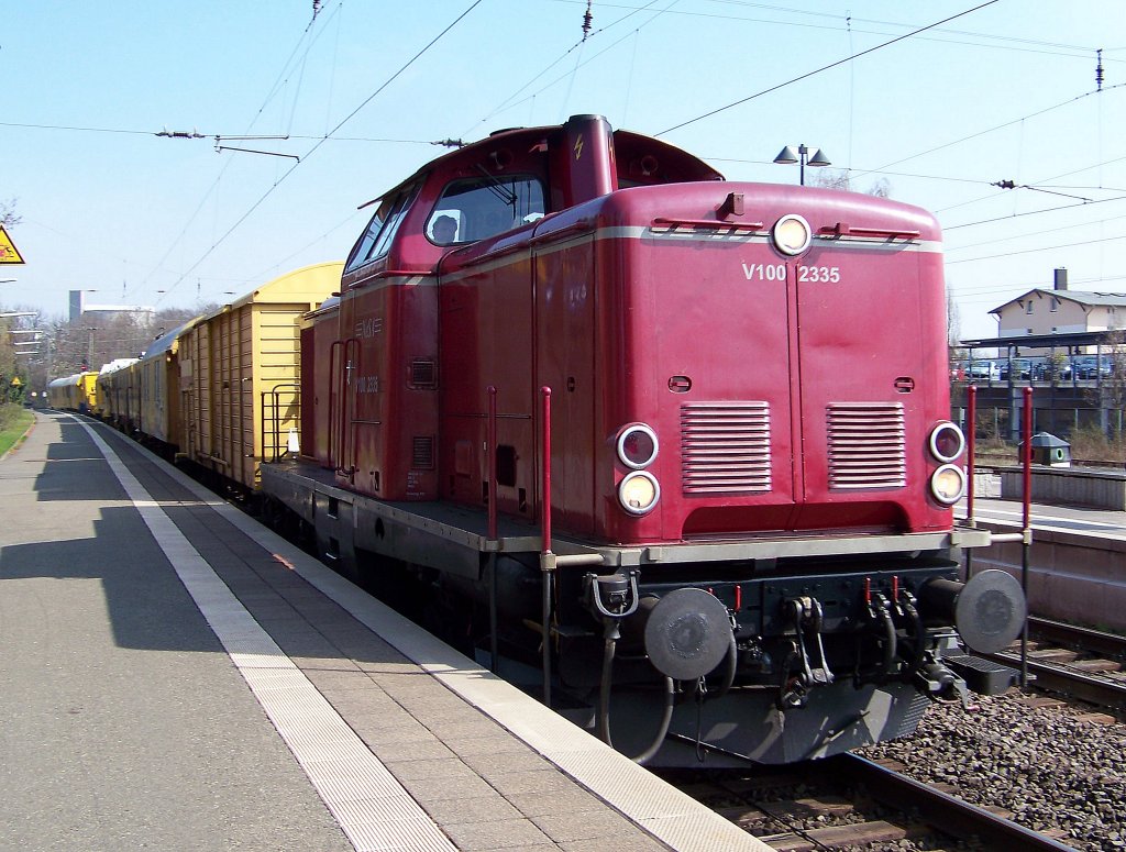 Eine V100 f�hrt mit einen Bauzug durch Uelzen. Gru� an den Tf (13.04.10)