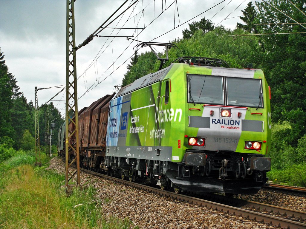 Einer der sch�nsten Werbeloks von DB Schenker ist die 185 152 K+S.
Bei Weiching war diese am 27.06.2009 Richtung Rosenheim unterwegs.
