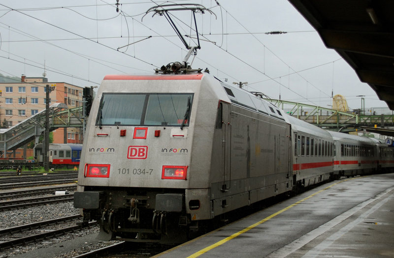 Einfahrt der  In Form  101 034-7, in den Bahnhof Salzburg. Aufgenommen am 02.06.10.