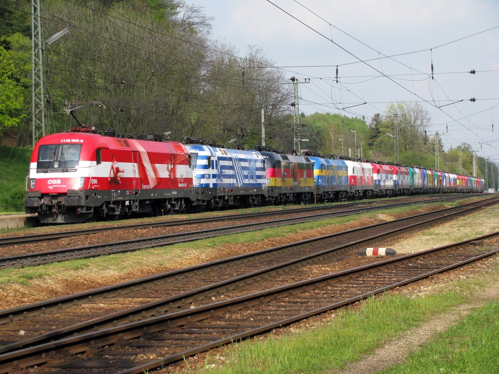 EM Lokzug in Wien Rekawinkel. 
Am 26.04.2008 konnte die 1116 005 mit den andern 17 EM Loks fotografiert werden.