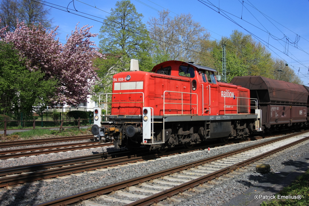 Endlich Fr�hling am 23.04.2010 und alles bl�ht in Ffm-Griesheim und die 294 608-5 rangiert in Richtung Griesheim Bahnhof Gleis 204 um die �bergabe aus leeren Falns_wagen an die 185 002 zu �bergeben. Ich bedanke mich ebenfalls an den Offenbacher Lokf�hrer f�r das nette Gespr�ch und richte Gr��en auch an alle Lokf�hrer von dort f�r das vergangene aber sch�ne Praktikum.