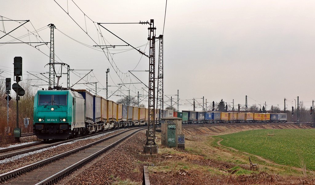 Endlich mal wieder eine freigeschnittene Stelle im Satdgebiet M�nchen.
In Berg am Laim konnte die Mintgr�ne 185 614 fotografiert werden.
Aufgenommen am 26.03.2011.