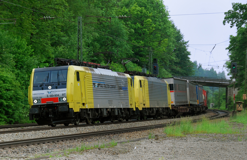 ES 64 F4-004 + ES 64 F4-015, aufgenommen am 01.06.10, bei der Durchfahrt durch A�ling.