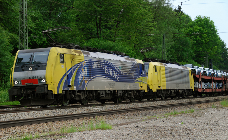 ES 64 F4-012 + ES 64 F4-030, aufgenommen am 01.06.10, bei der Durchfahrt durch A�ling.