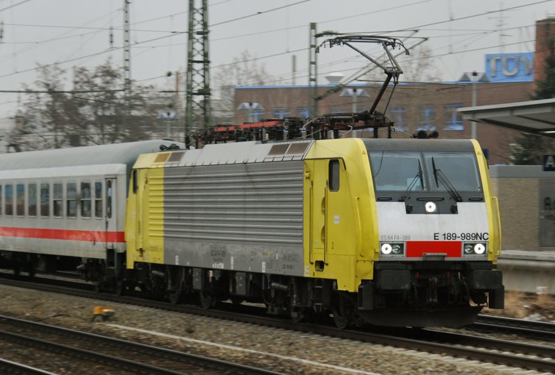 ES 64 F4-089, aufgenommen bei der Durchfahrt durch den Heimeranplatz, am 23.01.10.