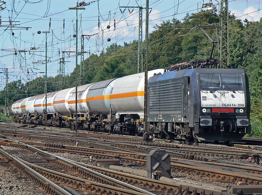 ES 64 F4 098 / 189 998SE mit Kesselzug in Gremberg am 31.08.2010