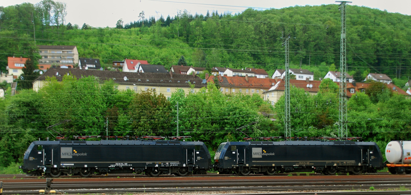 ES 64 F4-103 + ES 64 F4-036, aufgenommen am 30.04.11, bei der Durchfahrt durch Treuchtlingen.