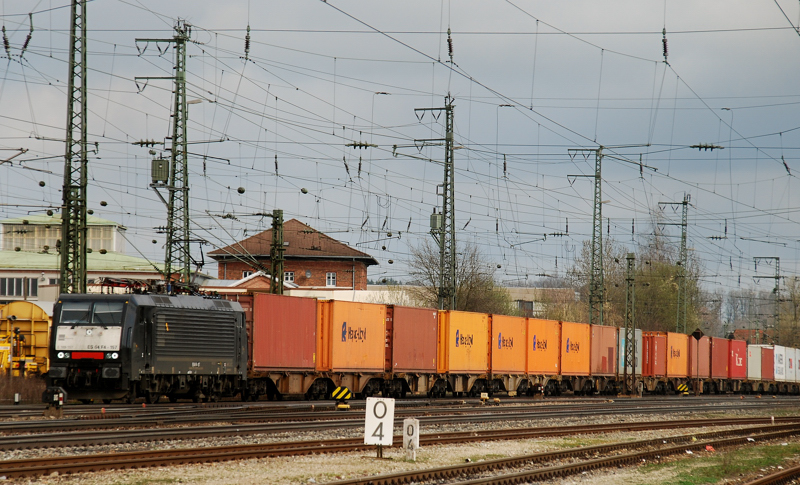 ES 64 F4-157, aufgenommen vor einem Containerzug bei der Durchfahrt durch Treuchtlingen.