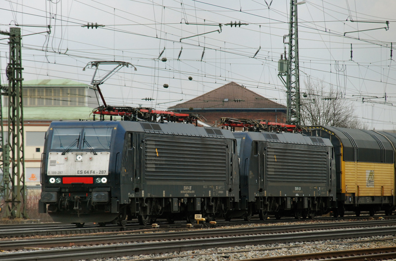 ES 64 F4-287 + ES 64 F4-281, aufgenommen am 19.03.11, bei der Einfahrt in den Bahnhof Treuchtlingen.