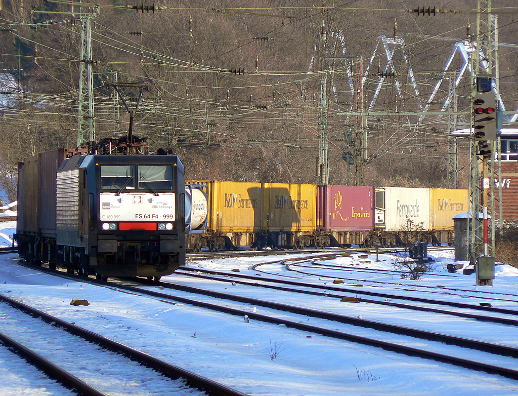 ES 64 F4-999  Mike  mit Containerzug in K�ln West am 30.12.2010