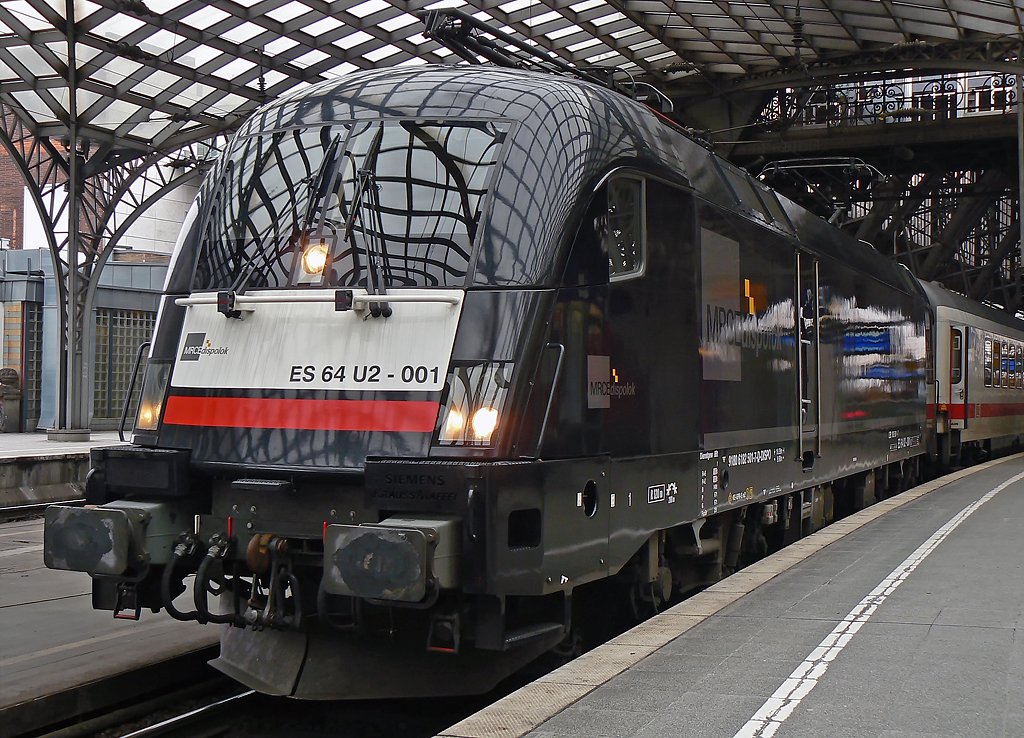 ES 64 U2 001 im ICE Ersatzverkehr zwischen Bonn und Hamm in K�ln Hbf. am 22.01.2010