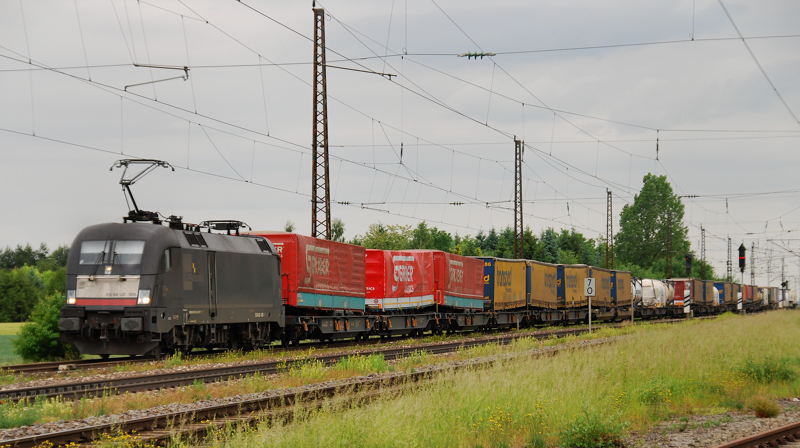 ES 64 U2-005, aufgenommen am 27.05.11, bei der Durchfahrt durch Gersthofen.