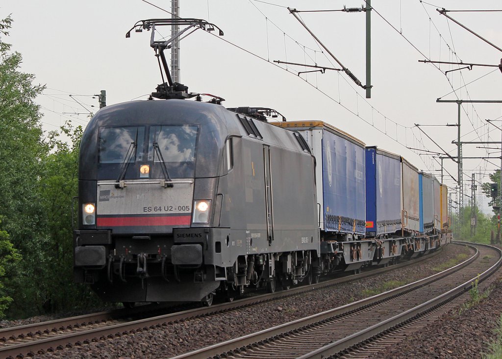 ES 64 U2-005 in Porz Wahn am 23.04.2011, Gru� an den Tf. !