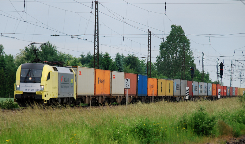 ES 64 U2-006, aufgenommen am 10.06.10, bei der Durchfahrt durch Gersthofen.