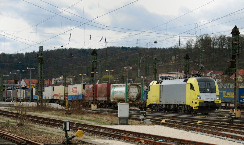 ES 64 U2-010, aufgenommen vor einem gemischten G�terzug, am 31.03.11, bei der Durchfahrt durch Treuchtlingen.