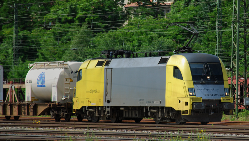 ES 64 U2-010, eine der letzten gelb-silbernen Loks. Aufgenommen am 15.06.12 in Treuchtlingen.