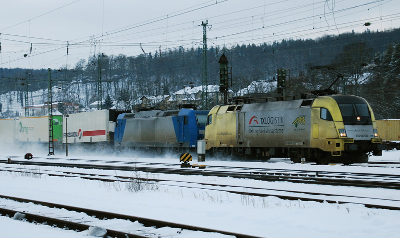 ES 64 U2-011 + 185 514-7, aufgenommen am 27.02.10, bei der Durchfahrt durch Treuchtlingen.