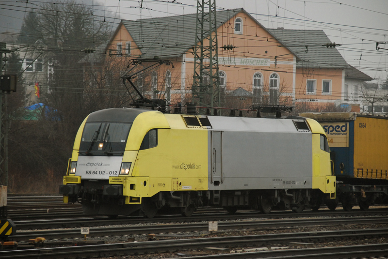 Es 64 U2-012, aufgenommen bei der Durchfahrt durch Treuchtlingen, am 19.02.11.