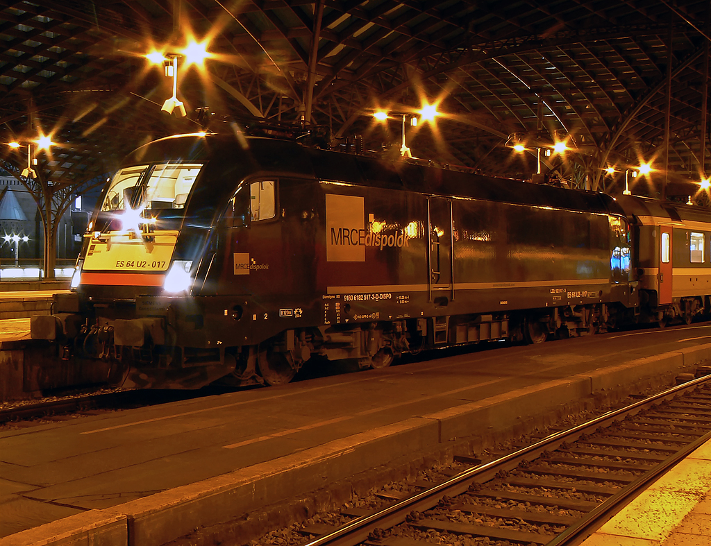 ES 64 U2-017 / 182 517 am EC6 im Portrait in K�ln Hbf am 12.12.2010