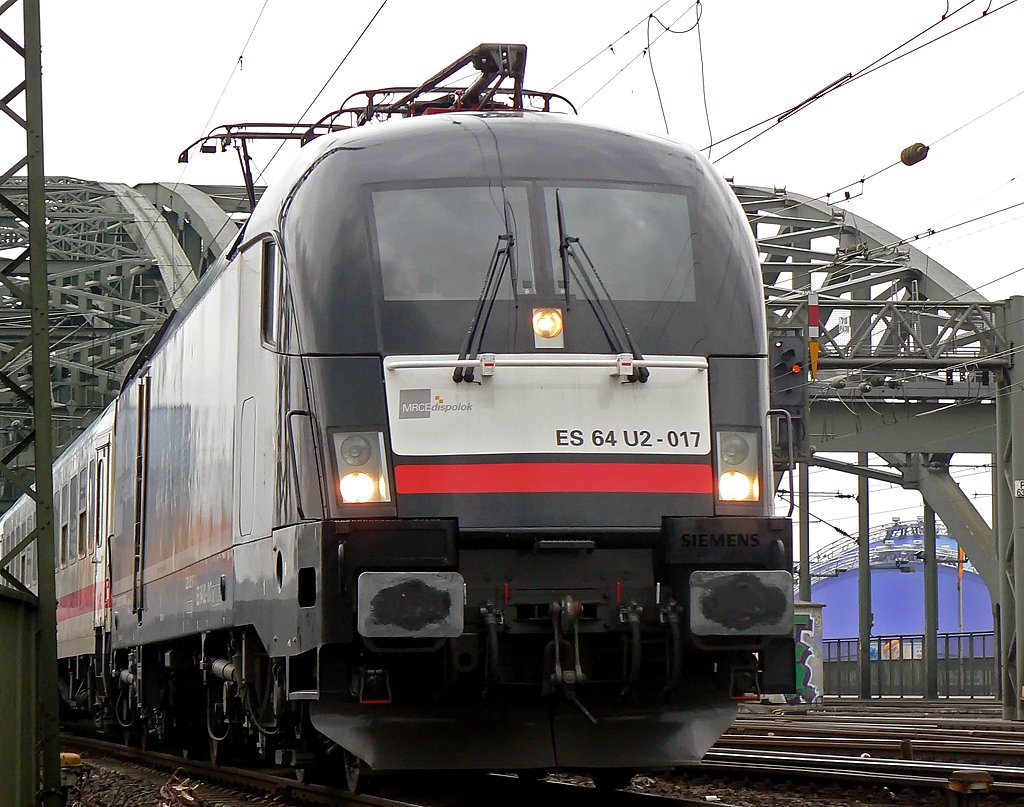ES 64 U2-017 auf dem Weg von K�ln Hbf rtg Deutz am 15.03.2010