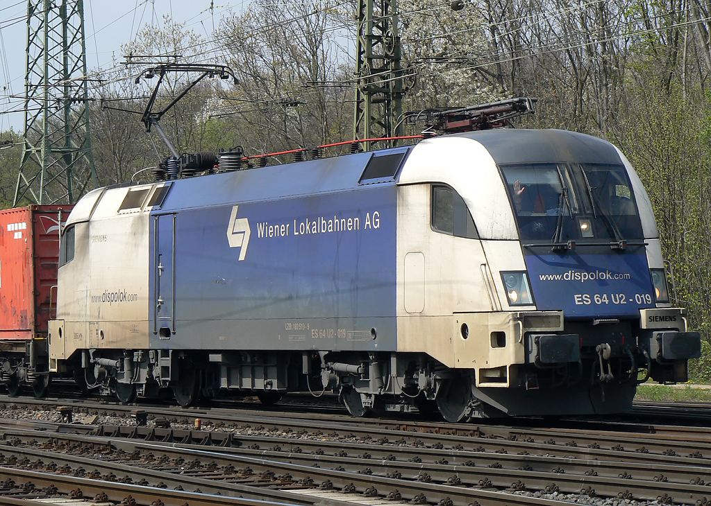 ES 64 U2-019 der Wiener Lokalbahnen in Gremberg am 20.04.2010