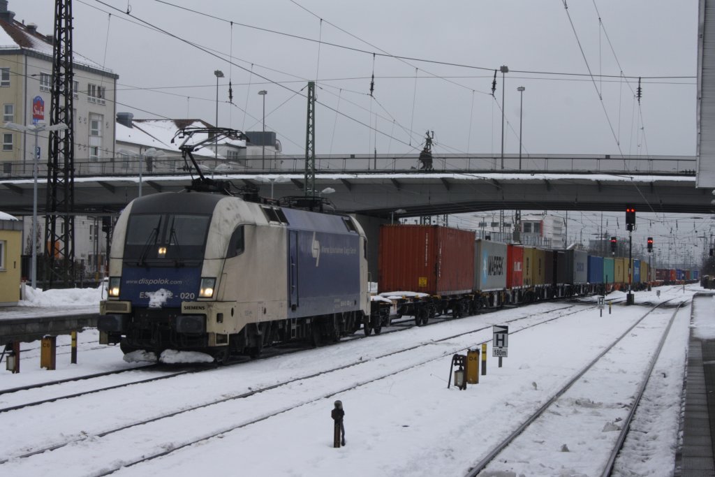 ES 64 U2 020 am 11.12.2010 im Bahnhof von Regensburg