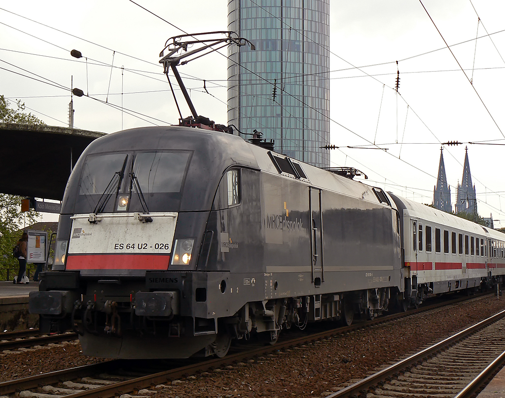 ES 64 U2-024 beim Halt vor der Einfahrt nach K�ln Deutzerfeld in K�ln/Messe Deutz am 09.05.2010