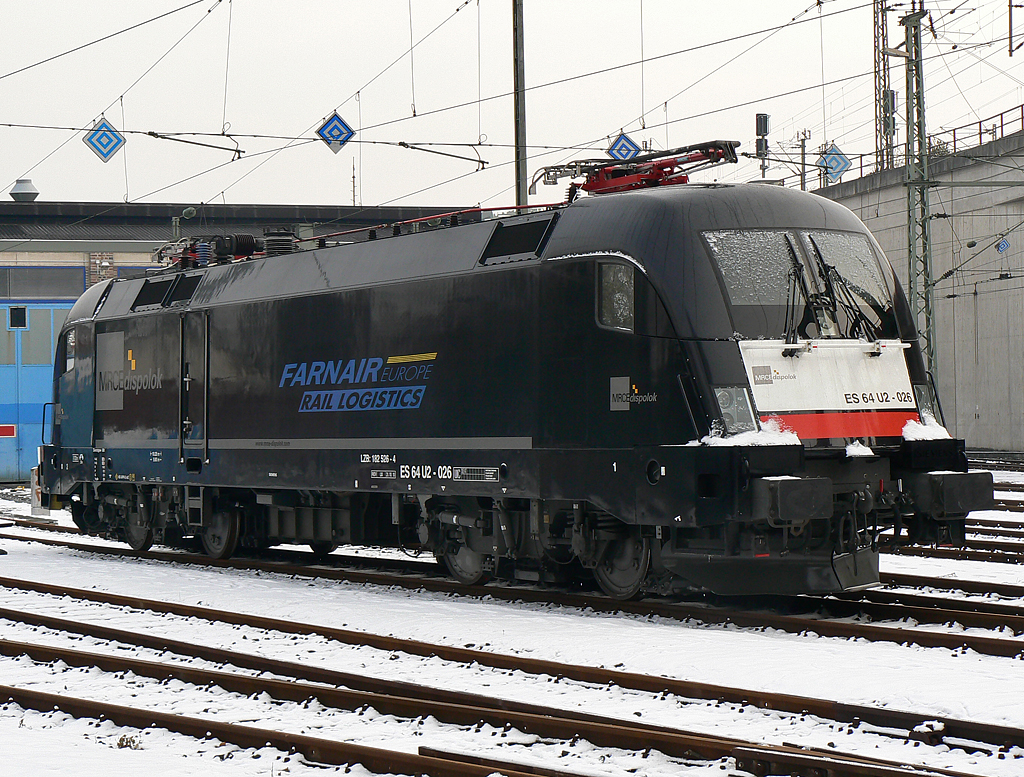 ES 64 U2-026 mit Farnair Europe Rail Logistics Sticker (nur auf einer Seite) in K�ln Deutzerfeld am 03.12.2010, Danke f�r die Info Daniel !!