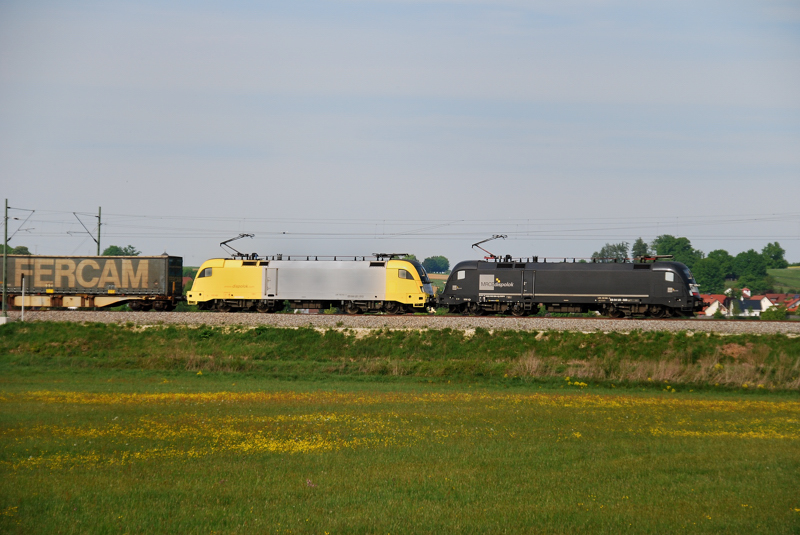 ES 64 U2-028 + ES 64 U2-012, aufgenommen am 06.05.11, kurz nach Burgau.