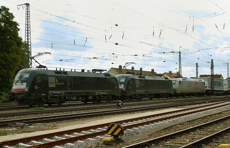 ES 64 U2-029 + ES 64 U2-033 + 185 539-4, aufgenommen am 04.09.10, bei der Durchfahrt durch Treuchtlingen.