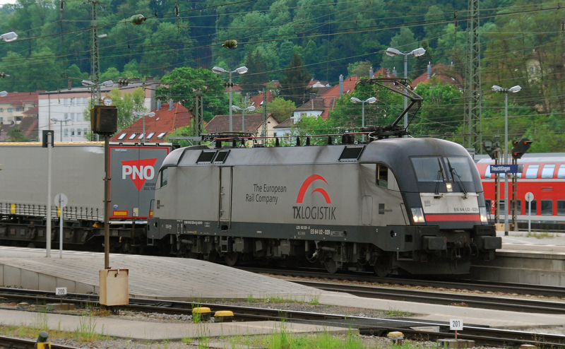 ES 64 U2-029, TX, aufgenommen am 19.05.13, bei der Ausfahrt in Treuchtlingen.