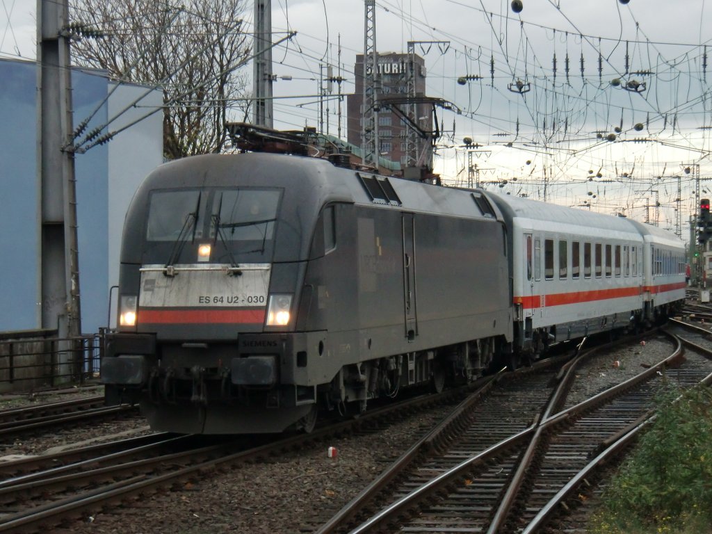 ES 64 U2-030 am 07.11.10. in K�ln Hbf.