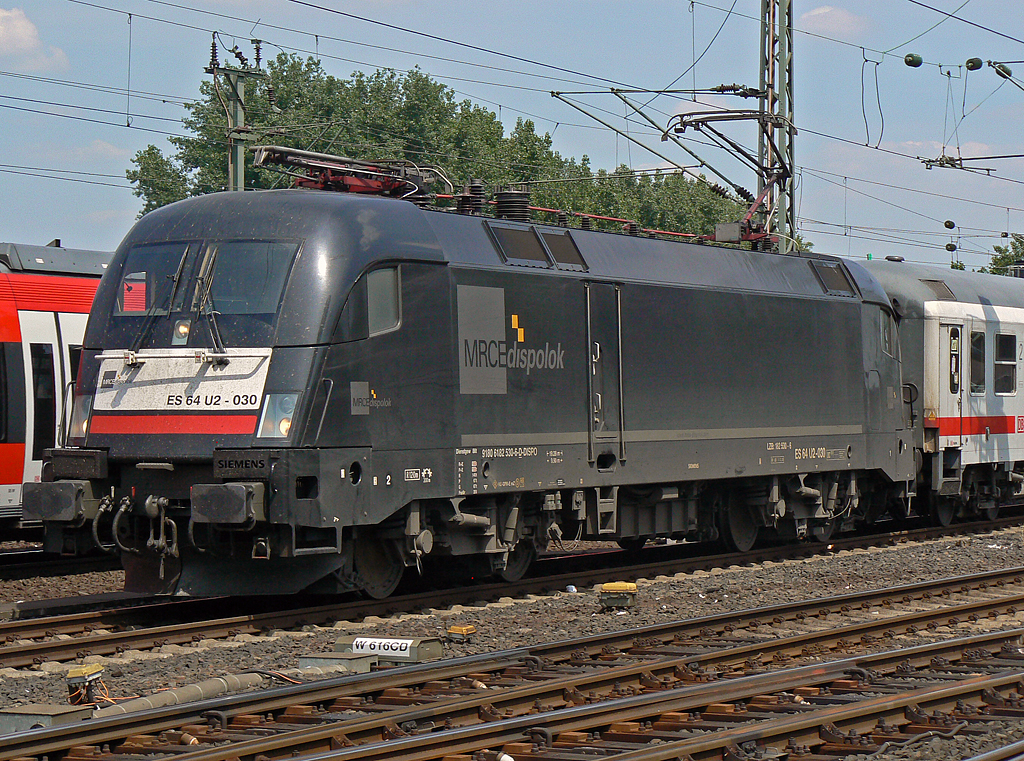 ES 64 U2-030 am IC2046 in K�ln/Messe Deutz am 27.06.2010