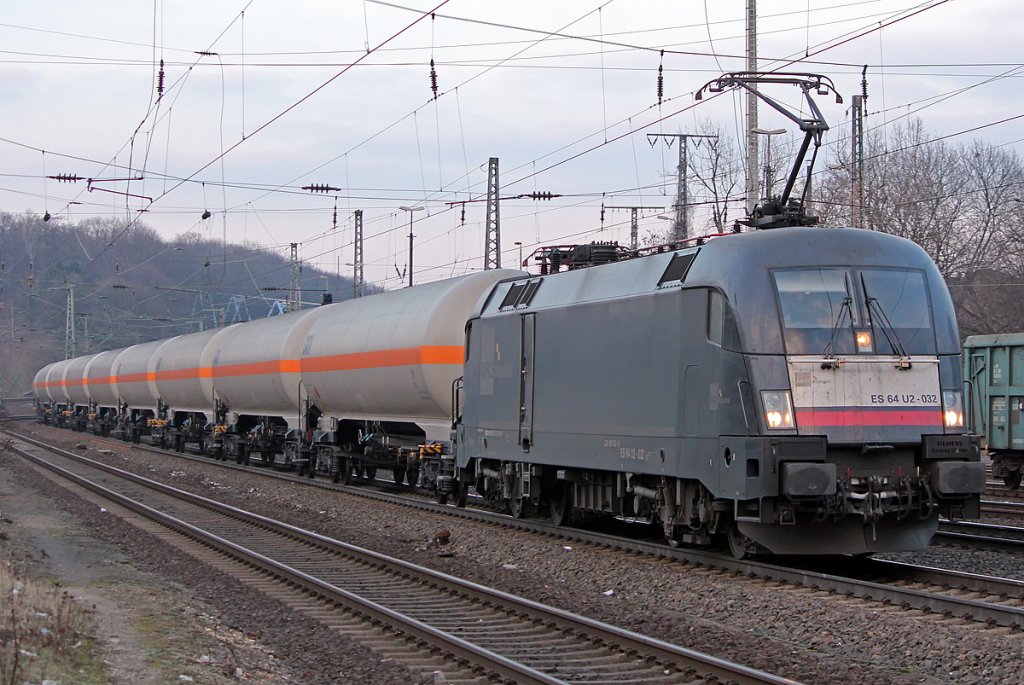 ES 64 U2-032 / 182 532 mit Kesselzug in K�ln West am 21.02.2011