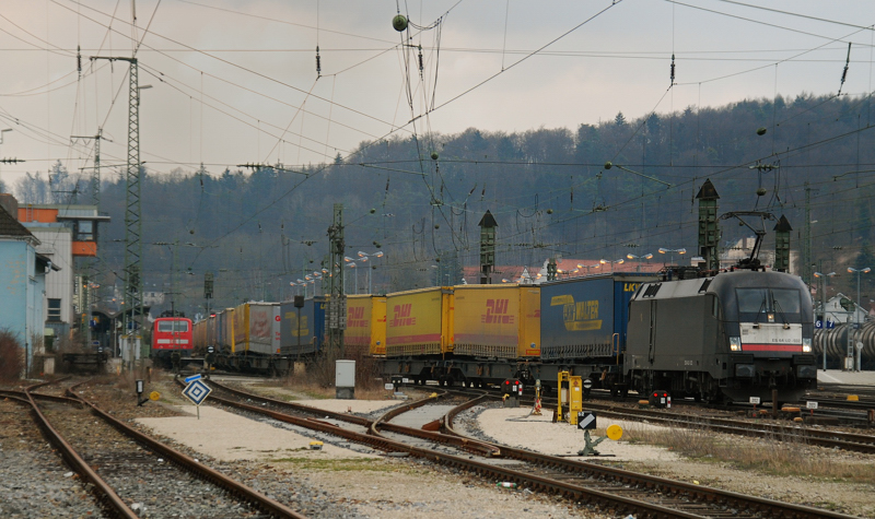 ES 64 U2-032, aufgenommen am 19.03.11, bei der Durchfahrt durch den Bahnhof Treuchtlingen.